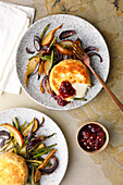Gebackener Camembert mit Gemüse und Preiselbeeren