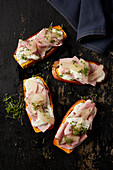 Baked sweet potatoes with herb quark and ham