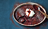 Red Velvet Self-Saucing Pudding mit Schlagsahne