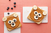 Bärentoast mit Bananen und Blaubeeren