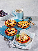 Small plum tarts with crumbles