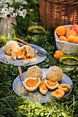 Marillenknödel mit Butterbröseln