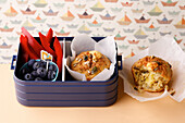 Apfelmuffins, Blaubeeren und Paprikasticks