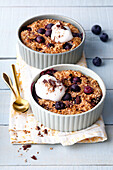 Gebackene Haferflocken mit Heidelbeeren und Joghurt