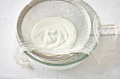 Labneh abtropfen lassen im Seihtuch