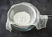 Labneh im Seihtuch abtropfen lassen