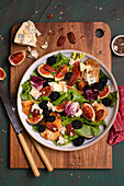 Leaf salad with figs, blackberries, pecan nuts and blue cheese