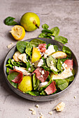 Spinach salad with pear, cheese and Italian ham