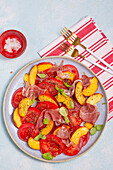 Tomaten-Pfirsich-Salat mit Prosciutto