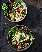 Gemüse-Hummus-Bowl mit Kichererbsen und Oliven