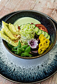Sommer-Bowl mit frischem Gemüse und Blüten