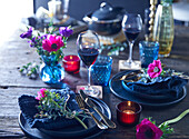 Table setting in shades of blue with floral decorations