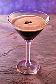 Espresso-Martini-Cocktail im Martini-Glas