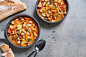 Toskanische Sommer-Ribollita mit weißen Bohnen