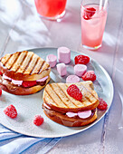 Gegrilltes Brioche-Sandwich mit Nutella, Marshmallows und Himbeeren