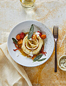 Ravioli-Rollen mit karamellisierten Tomaten, Speck, Ricotta und Salbei