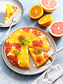 Upside-Down-Kuchen mit pink Grapefruits und Orangen