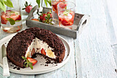 Mole cake with strawberries and bananas