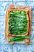 Puff pastry tart with wild garlic filling and asparagus