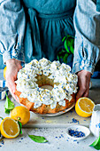 Zitronenkuchen mit Meringue-Rosen