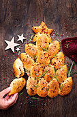 Herzhaftes Zupfbrot in Weihnachtsbaumform