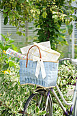 Fahrrad mit Korb im sommerlichen Garten