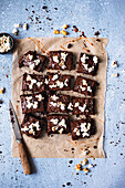 Schokoladenbrownies mit Popcorn-Topping