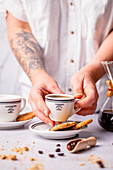 Cappuccino mit Gebäck und Kaffeebohnen