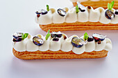 Éclair mit Sahnecreme und Blaubeeren