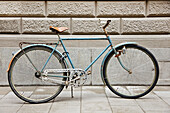 Altes Fahrrad an der Steinmauer geparkt