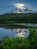 Mount Rainier und Reflection Lake, Mount Rainier National Park, Washington.