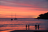 Strand und Boote bei Sonnenuntergang, Chacala, Nayarit, Mexiko.