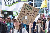 Umweltaktivisten versammeln sich während eines Protestmarsches im Finanzviertel Zuidas am 31. Mai 2024 in Amsterdam, Niederlande. Tausende von Umweltaktivisten und Unterstützern demonstrieren gegen die Lobby der großen Unternehmen, deren Einfluss auf die Politik, die Klima- und Umweltkrise und deren Folgen und fordern eine Bürgerversammlung für eine gerechte Klimapolitik.