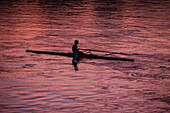 Kajakfahrer bei Sonnenuntergang auf dem Fluss Ebro, Zaragoza, Spanien