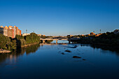 Fluss Ebro bei Sonnenuntergang, Zaragoza, Spanien