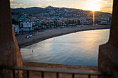 Blick bei Sonnenuntergang von der Stadtmauer der Burg Papa Luna in Peñiscola, Castellon, Comunidad Valenciana, Spanien