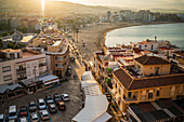 Blick bei Sonnenuntergang von der Stadtmauer der Burg Papa Luna in Peñiscola, Castellon, Comunidad Valenciana, Spanien