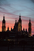 Kathedrale-Basilika Unserer Lieben Frau von der Säule bei Sonnenuntergang, Zaragoza, Spanien