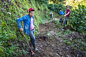 Landwirte reparieren die Straße in Hoja Blanca, Huehuetenango, Guatemala