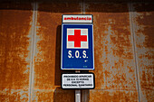 Krankenwagen SOS-Schild "Parken verboten".