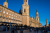 Kathedrale-Basilika Unserer Lieben Frau von der Säule bei Sonnenuntergang, Zaragoza, Spanien