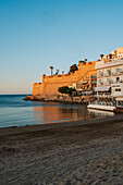 Blick auf die Burg Papa Luna in Peñiscola vom Strand aus, Castellon, Valencianische Gemeinschaft, Spanien