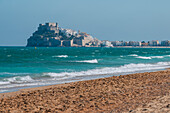 Blick auf die Burg Papa Luna in Peñiscola vom Strand aus, Castellon, Valencianische Gemeinschaft, Spanien