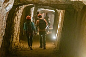 Reisegruppe erkundet die Goldmine von Ojuela.