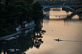 Kajakfahrer bei Sonnenuntergang auf dem Fluss Ebro, Zaragoza, Spanien