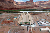 Die Verarbeitungsanlage der Intrepid Potash Mine in der Nähe von Moab, Utah. Im Vordergrund sind die langen Kalilagergebäude zu sehen.