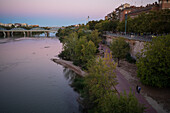 Fluss Ebro bei Sonnenuntergang, Zaragoza, Spanien