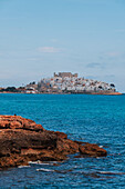 Blick auf die Burg Papa Luna in Peñiscola vom Strand aus, Castellon, Valencianische Gemeinschaft, Spanien