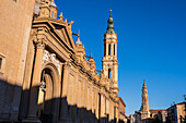 Kathedrale-Basilika Unserer Lieben Frau von der Säule bei Sonnenuntergang, Zaragoza, Spanien