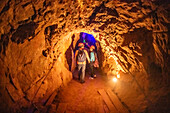 Reisegruppe erkundet die Goldmine von Ojuela.